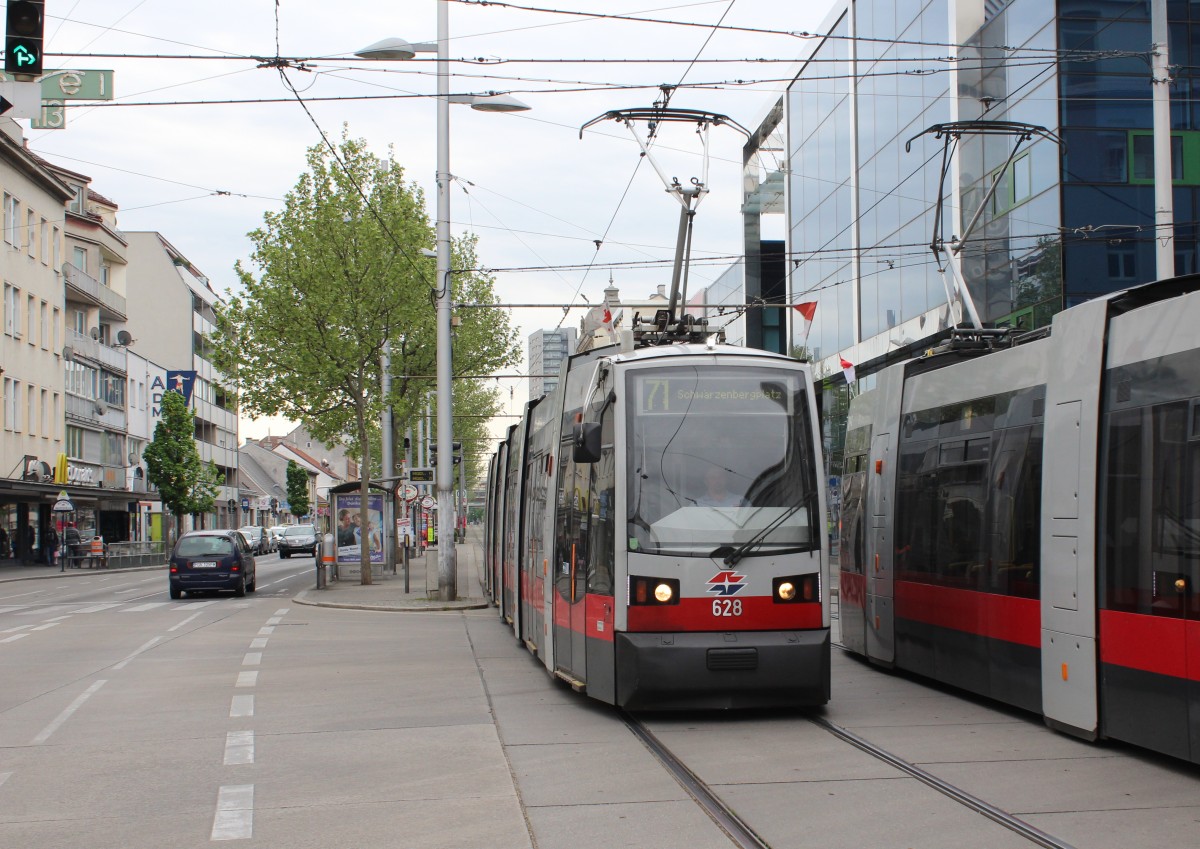 Wien Wiener Linien SL 71 (B 628) Simmeringer Hauptstrasse / Grillgasse am 1. Mai 2015.