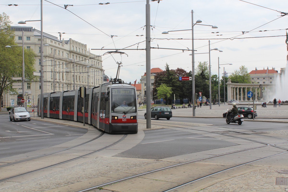 Wien Wiener Linien SL 71 (B 628) Schwarzenbergplatz / Am Heumarkt am 1. Mai 2015.