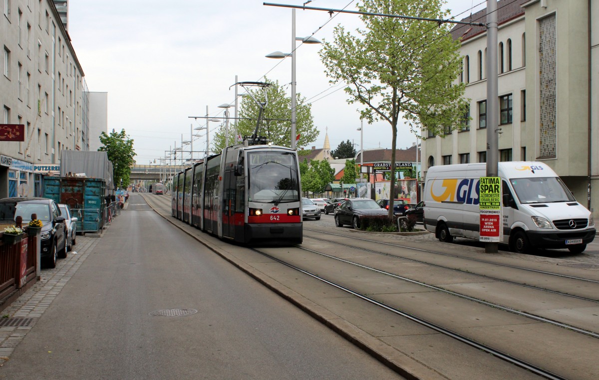 Wien Wiener Linien SL 71 (B 642) Simmeringer Hauptstrasse am 1. Mai 2015.