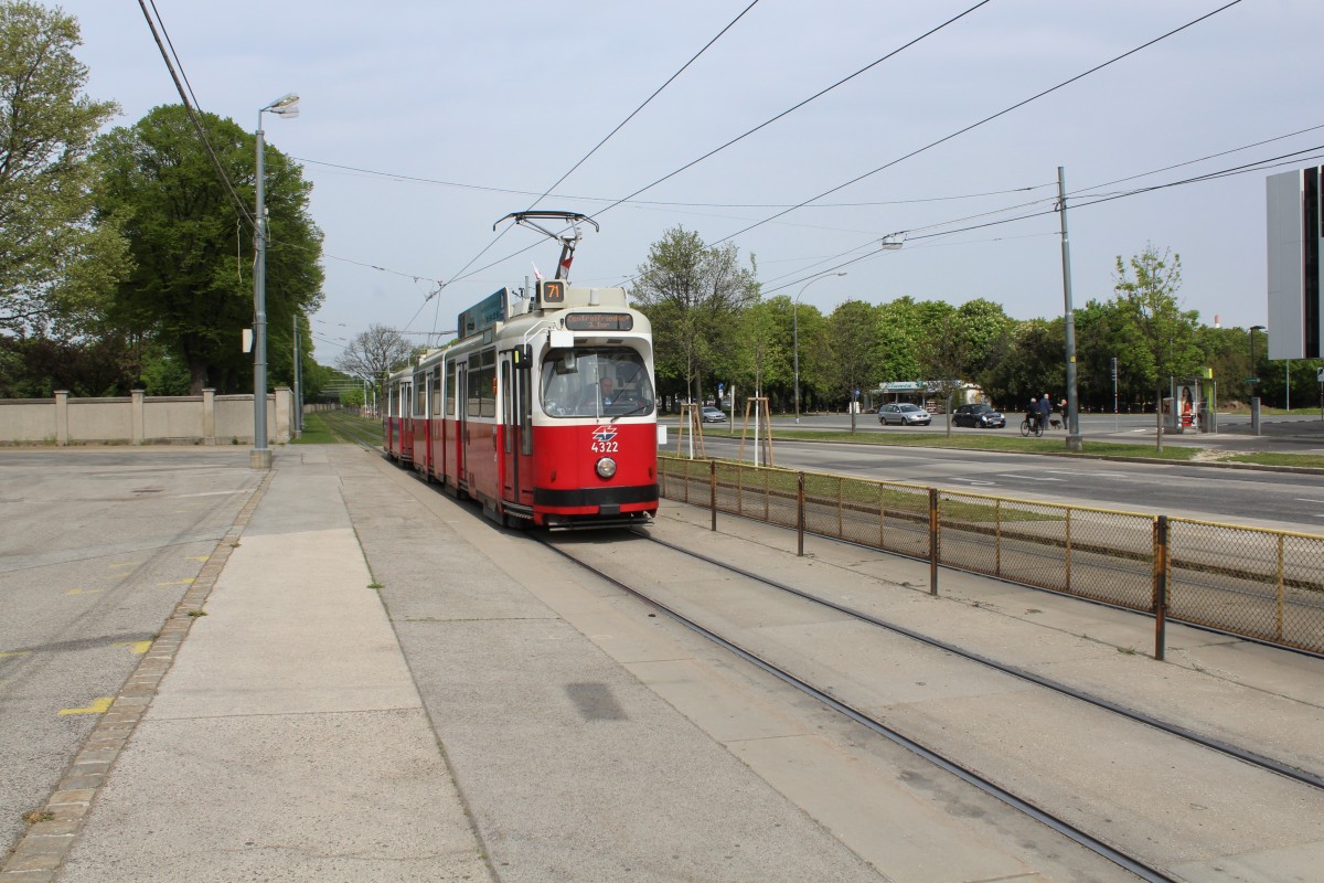 Wien Wiener Linien SL 71 (E2 4322 + c5 1494) Simmeringer Hauptstrasse / Zentralfriedhof 2. Tor am 1. Mai 2015.