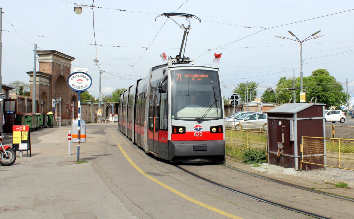 Wien Wiener Linien SL 71 (B 622) Zentralfriedhof 3. Tor am 1. Mai 2015.