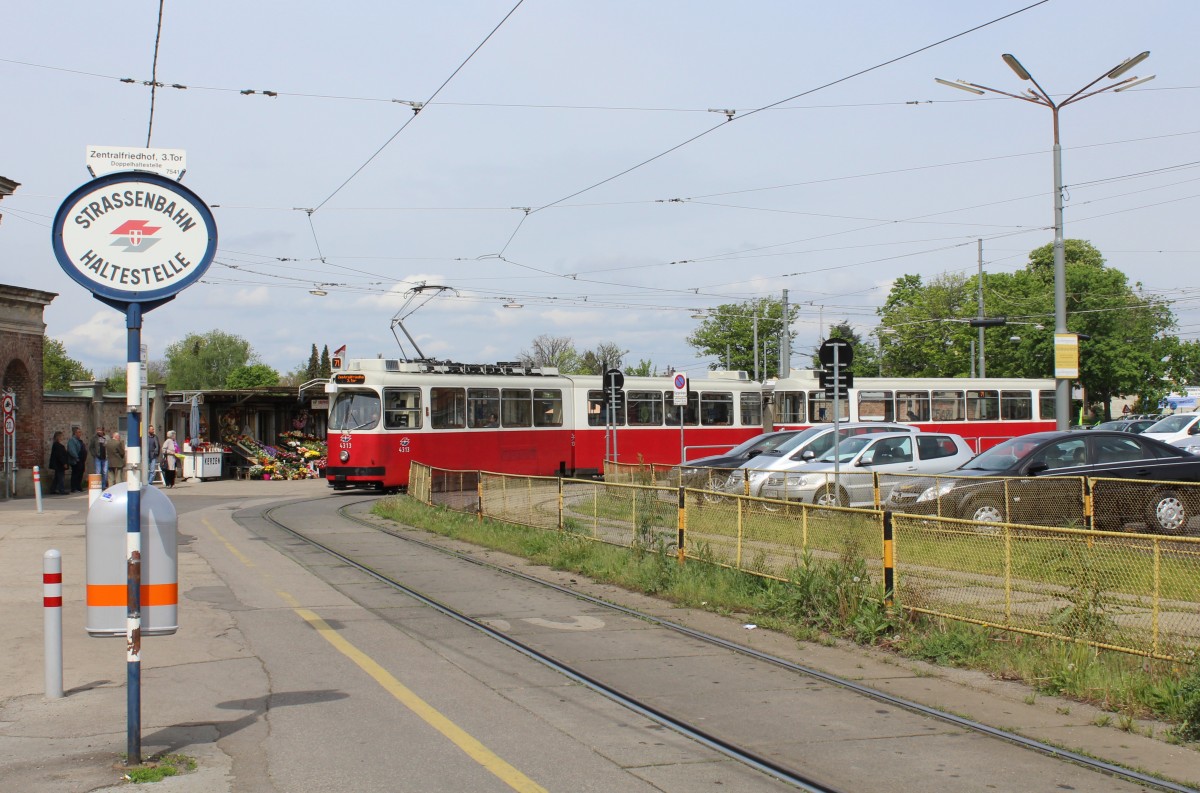 Wien Wiener Linien SL 71 (E2 4313 + c5 1513) Zentralfriedhof 3. Tor am 1. Mai 2015.