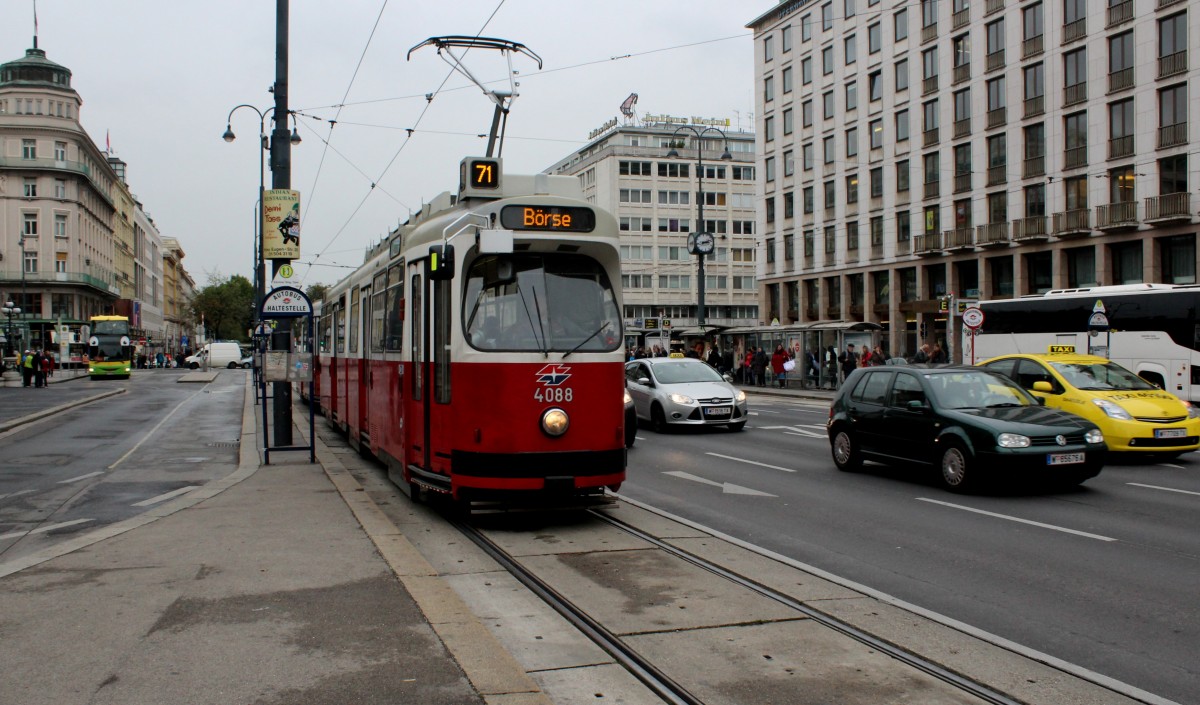 Wien Wiener Linien SL 71 (E2 4088) Opernring / Operngasse am 14. Oktober 2015.