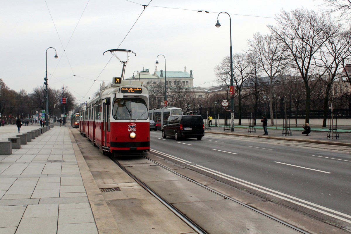 Wien Wiener Linien SL 71 (E2 4096) Dr.-Karl-Renner-Ring / Parlament am 19. Februar 2016.
