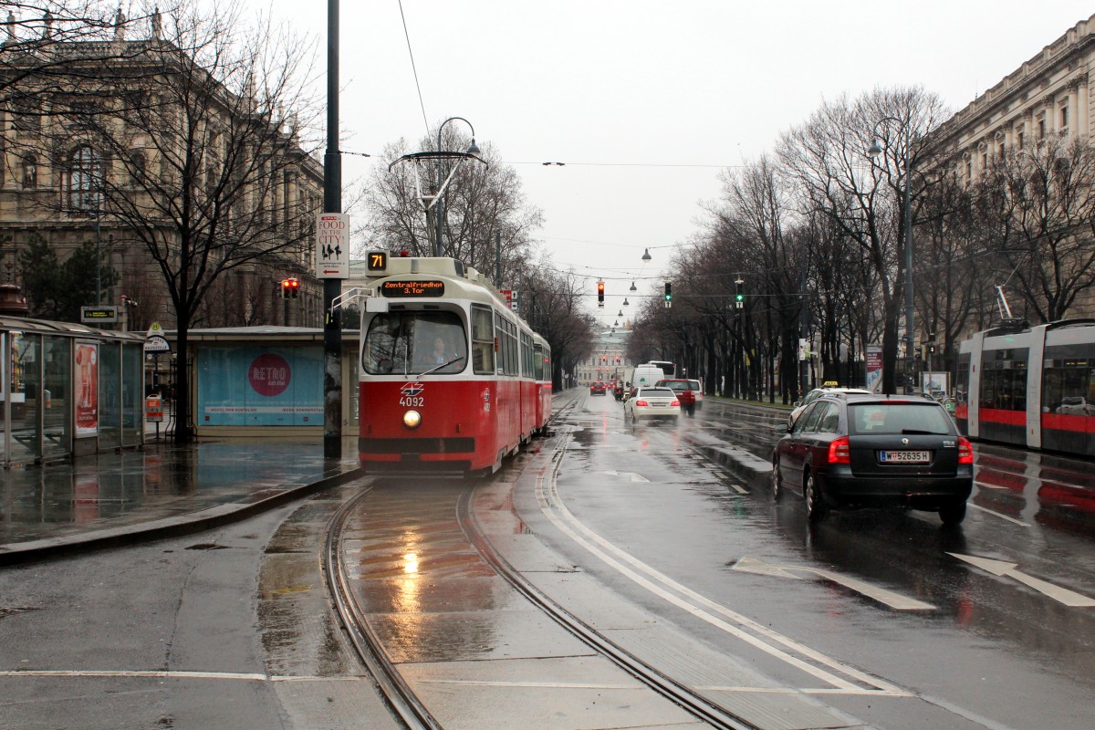 Wien Wiener Linien SL 71 (E2 4092) Burgring / Babenbergerstraße am 19. Februar 2016.