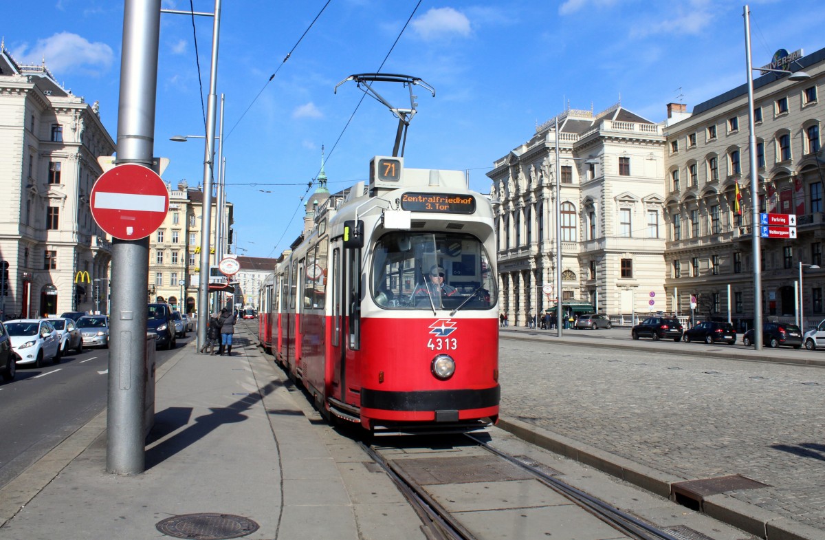 Wien Wiener Linien SL 71 (E2 4313) Schwarzenbergplatz am 20. Februar 2016.