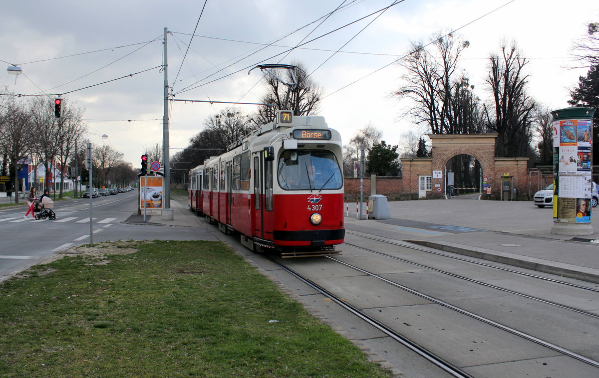 Wien Wiener Linien SL 71 (E2 4307) Simmering, Simmeringer Hauptstraße / Zentralfriedhof 1. Tor am 22. März 2016.
