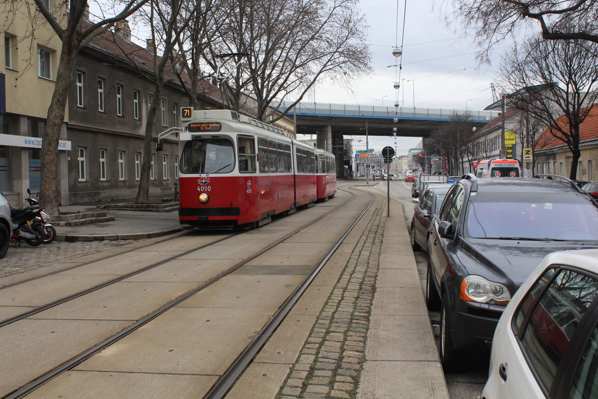 Wien Wiener Linien SL 71 (E2 4090) Simmering, Simmeringer Hauptstraße (Hst. Litfaßstraße) am 15. Februar 2016. - Die Straße Litfaßstraße hat ihren Namen nach dem Erfinder der Anschlagsäulen, der sogenannten Litfaßsäulen, Ernst Theodor Litfaß, der im Februar 1816 in Berlin geboren wurde. Die erste Reklamesäule wurde 1855 in Berlin aufgestellt. Litfaß starb im Dezember 1874 in Wiedbaden.
