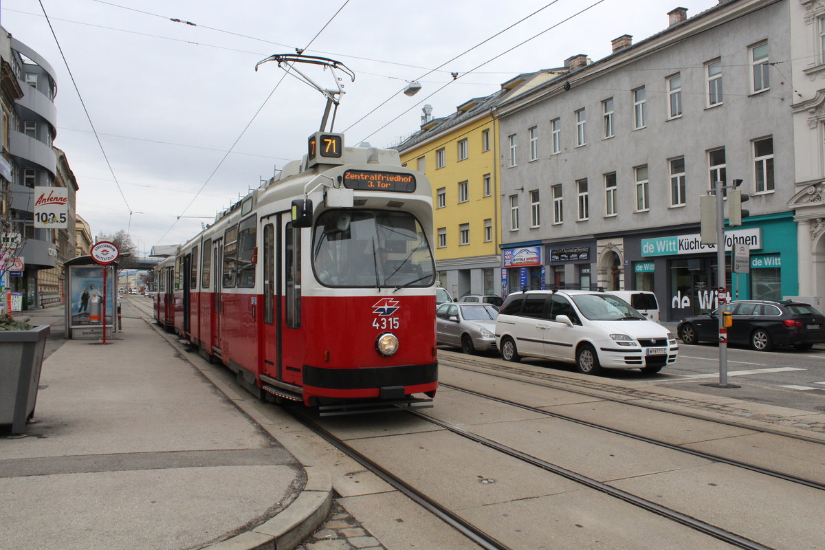 Wien Wiener Linien SL 71 (E2 4315) Simmering, Simmeringer Hauptstraße (Hst. Molitorgasse) am 15. Februar 2016. - Seit 1894 heißt die ehemalige Blumengasse Molitorgasse; benannt wurde sie nach dem Pfarrer Johann Konrad von Molitor (1628 - 1708).