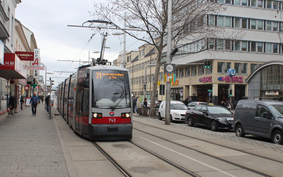 Wien Wiener Linien SL 71 (B1 743) Simmering, Simmeringer Hauptstraße (Hst. Zippererstraße) am 15. Februar 2016. - Georg Zipperer, der um 1850 Grundbesitzer in der Gegend war, eröffnete durch Hausbau die Straße, die seit 1904 seinen Namen trägt.