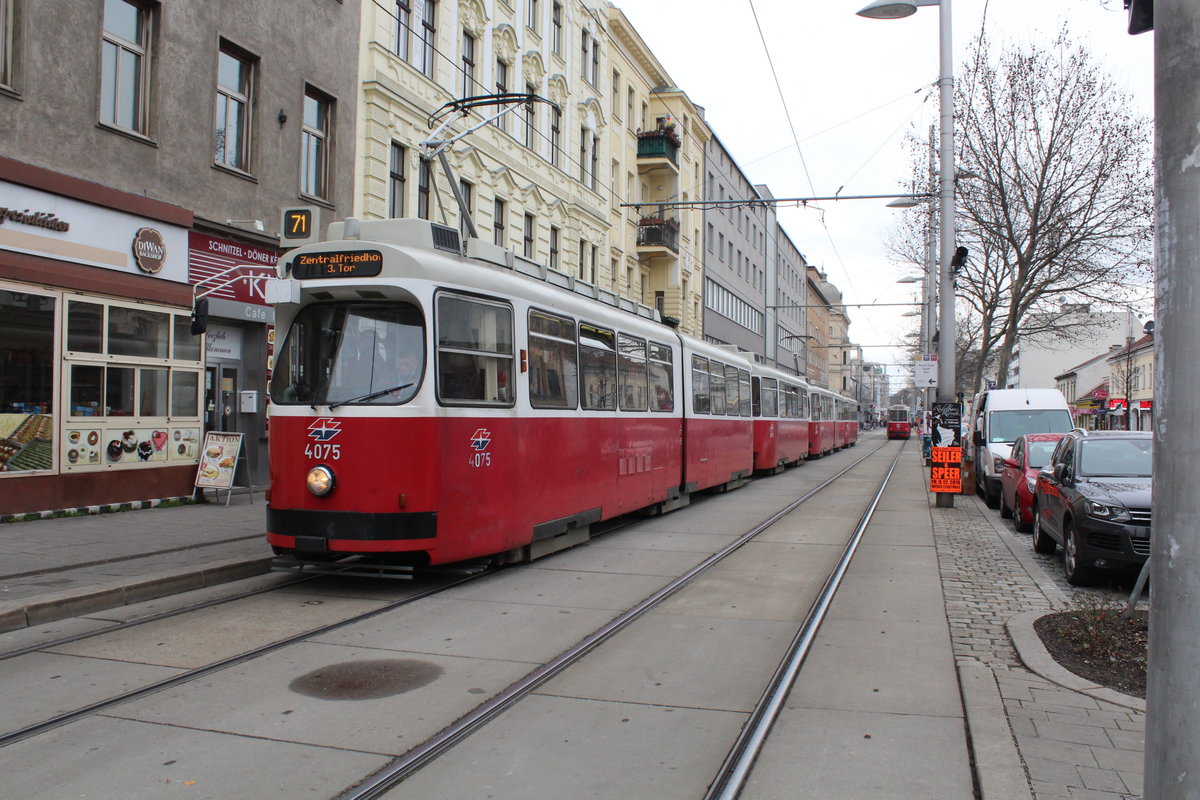Wien Wiener Linien SL 71 (E2 4075 + c5 1475) Simmering, Simmeringer Hauptstraße (Hst. Braunhubergasse) am 15. Februar 2016. - Braunhubergasse ist seit 1875 nach Josef Braunhuber benannt. Er war Landwirt und in den Jahren 1856 bis 1862 Bürgermeister von Simmering.