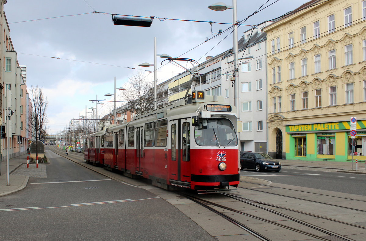 Wien Wiener Linien SL 71 (E2 4096 + c5 1496) Simmering, Simmeringer Hauptstraße / Fickeysstraße am 22. März 2016. - Der  Namenspender  der Fickeysstraße, Johann Fickeys, lebte von 1849 bis 1905; er war Kaufmann und in den Jahren 1895 - 1905 Gemeinderat. Seit 1907 trägt die Straße diesen Namen.