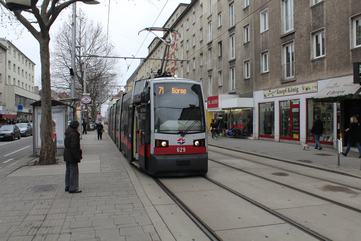 Wien Wiener Linien SL 71 (B 629) Simmering, Simmeringer Hauptstraße (Hst. Hauffgasse) am 15. Februar 2016. - Die Hauffgasse, die bis 1894 Hirschengasse hieß, hat ihren Namen nach dem Märchen- und Novellendichter Wilhelm Hauff (1802-1827).