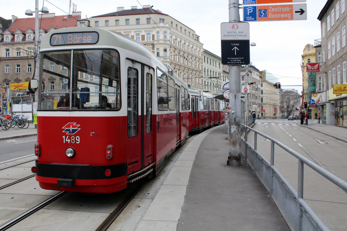Wien Wiener Linien SL 71 (c5 1489 + E2 4089) Landstraße, Rennweg / Fasanplatz (Hst. Rennweg) am 15. Februar 2016. - Der Name Rennweg könnte sich aus 'Rainweg', d.h. 'Weg zwischen den Feldern', entwickelt haben, eine andere Theorie ist, dass die Bezeichnung auf die hier abgehaltenen Wettrennen zurück geht. - Den Namen Fasanplatz gibt es seit 2002. 