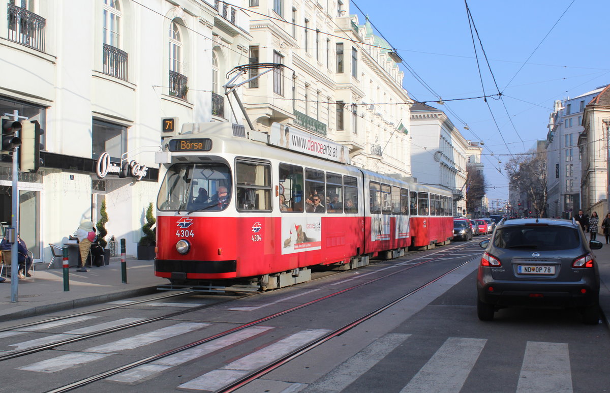 Wien Wiener Linien SL 71 (E2 4304 + c5 1504) Landstraße, Rennweg / Salesianergasse (Hst. Unteres Belvedere) am 20. März 2016. - Die Straßenbahnhaltestelle liegt am Eingang zum Schloss Unteres Belvedere und zum Belvederegarten. Unmittelbar neben dem Schloss (rechts außerhalb des Bildes) findet man Kloster und Kirche Mariä Heimsuchung der Salesianerinnen; nach diesem Nonnenorden hat die Salesianergasse ihren Namen.