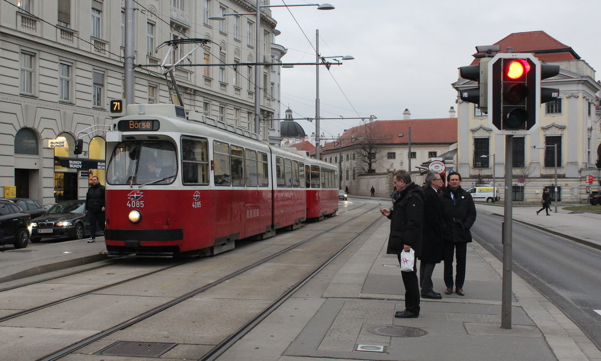Wien Wiener Linien SL 71 (E2 4085 + c5 1485) Landstraße, Schwarzenbergplatz (Hst. Am Heumarkt) am 15. Februar 2016.