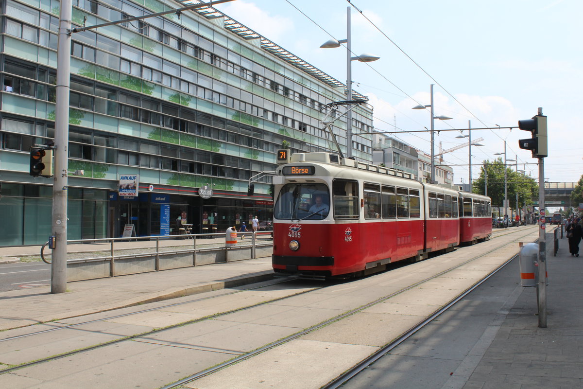 Wien Wiener Linien SL 71 (E2 4095 + c5 1495) Simmering (11. (XI) Bezirk), Simmeringer Hauptstraße (Hst. Braunhubergasse) am 27. Juli 2016.