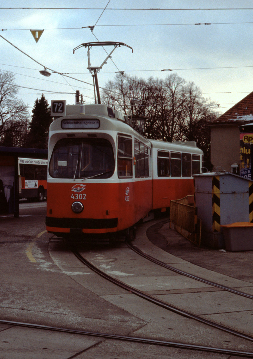 Wien Wiener Linien SL 72 (E2 4302 (Bombardier-Rotax 1978)) XI, Simmering, Simmeringer Hauptstraße / Zentralfriedhof, 3. Tor am 18. März 2000. - Scan eines Diapositivs. Film: Kodak Ektachrome EL-2. Kamera: Leica CL.