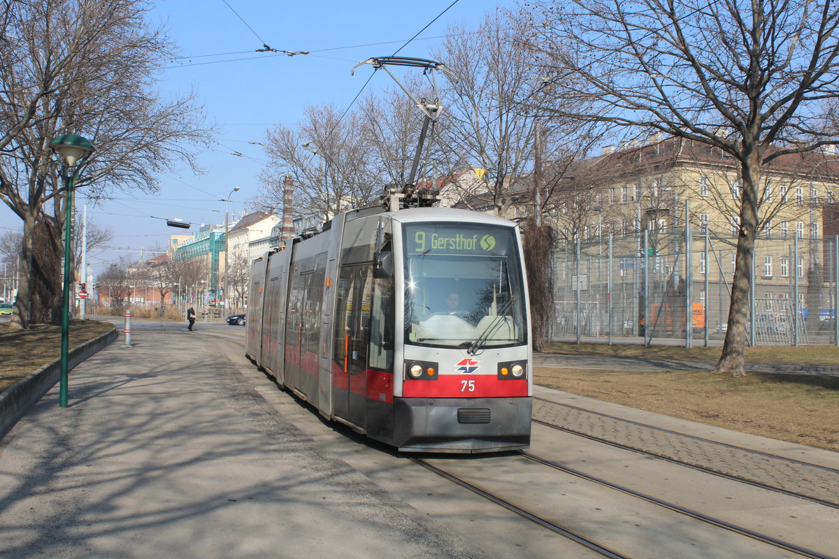 Wien Wiener Linien SL 9: Der ULF A1 75 nähert sich am 16. Februar 2017 der Endstation Westbahnhof.
