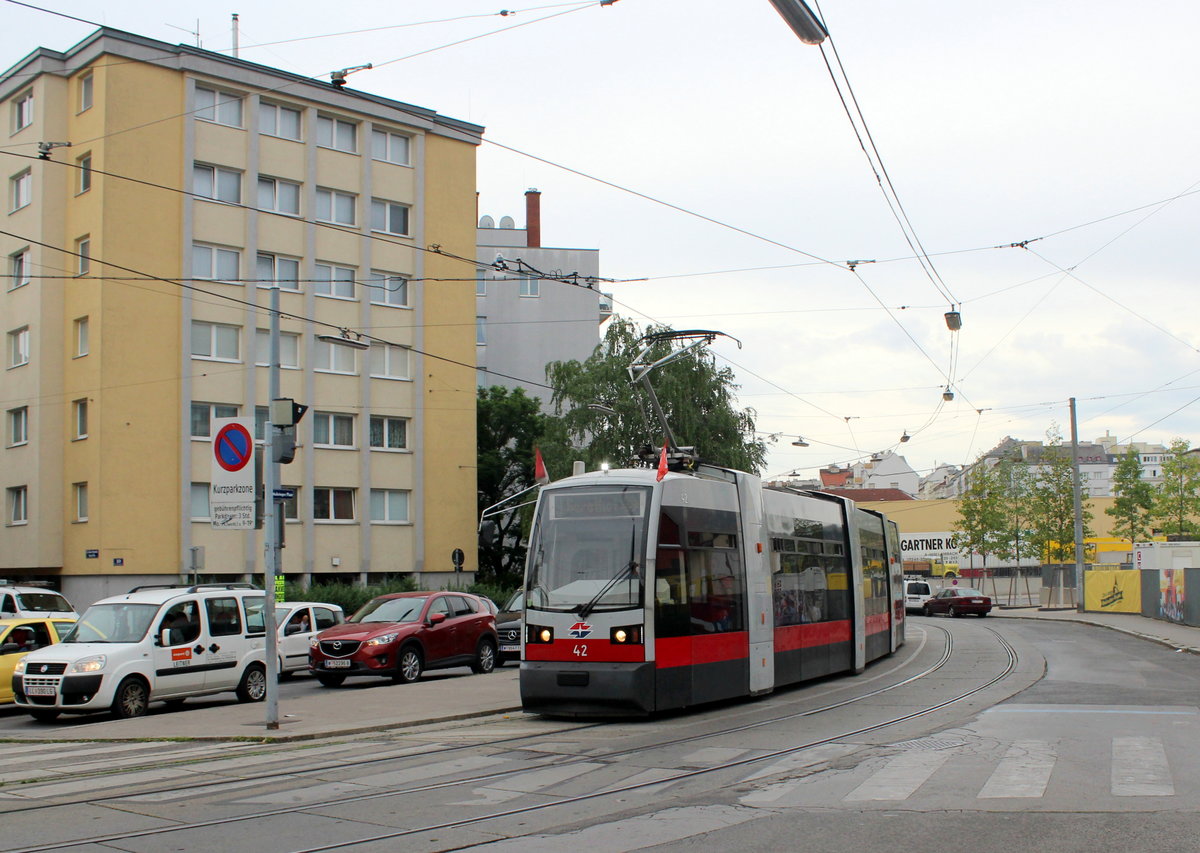 Wien Wiener Linien SL 9 (A 42) XVI, Ottakring, Feßtgasse / Johann-Nepomuk-Berger-Platz am 27. Juni 2017. 