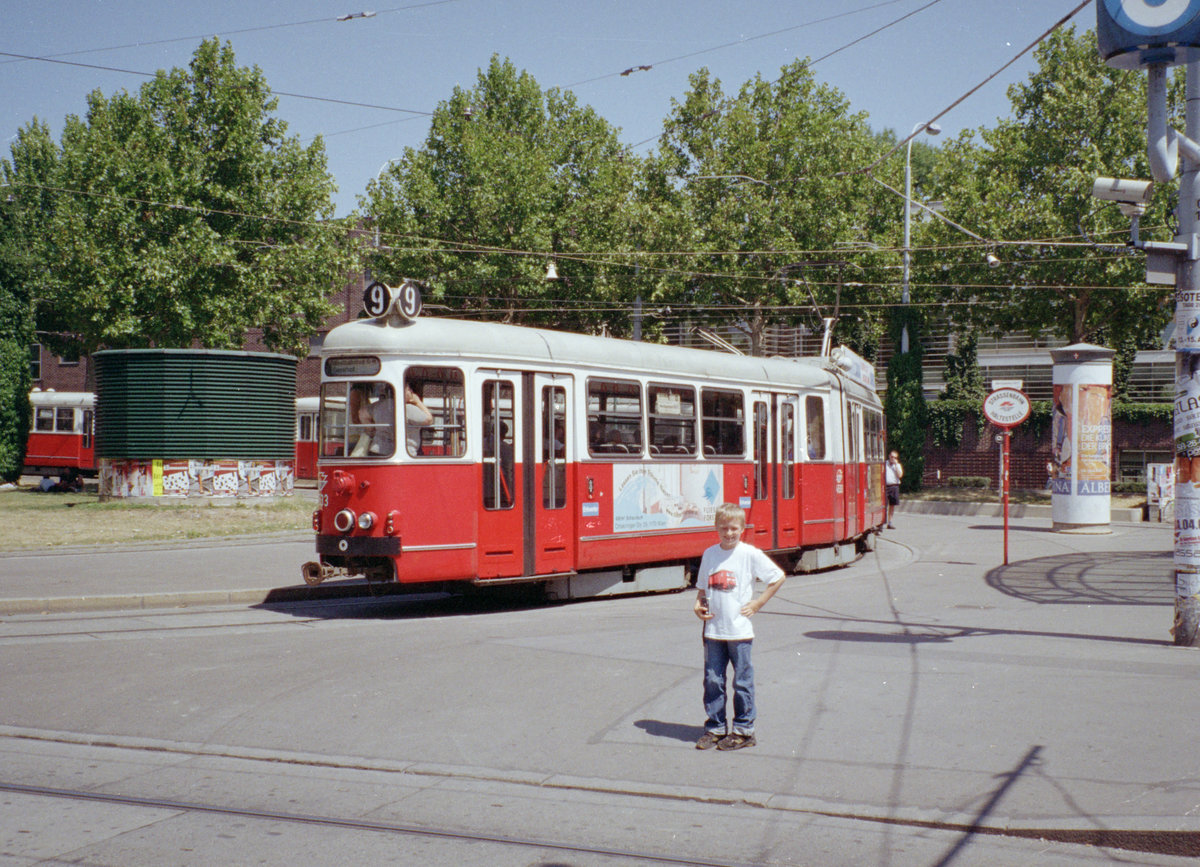 Wien Wiener Linien SL 9 (E1 4533) Westbahnhof am 26. Juli 2007. - Mein damals 9jähriger Sohn Stefan, der selber Bahnfotograf war (und noch ist), war hier zusammen mit der Straßenbahn vor meine Linse gekommen. - Scan von einem Farbnegativ. Film: Agfa Vista 200. Kamera: Leica C2. 