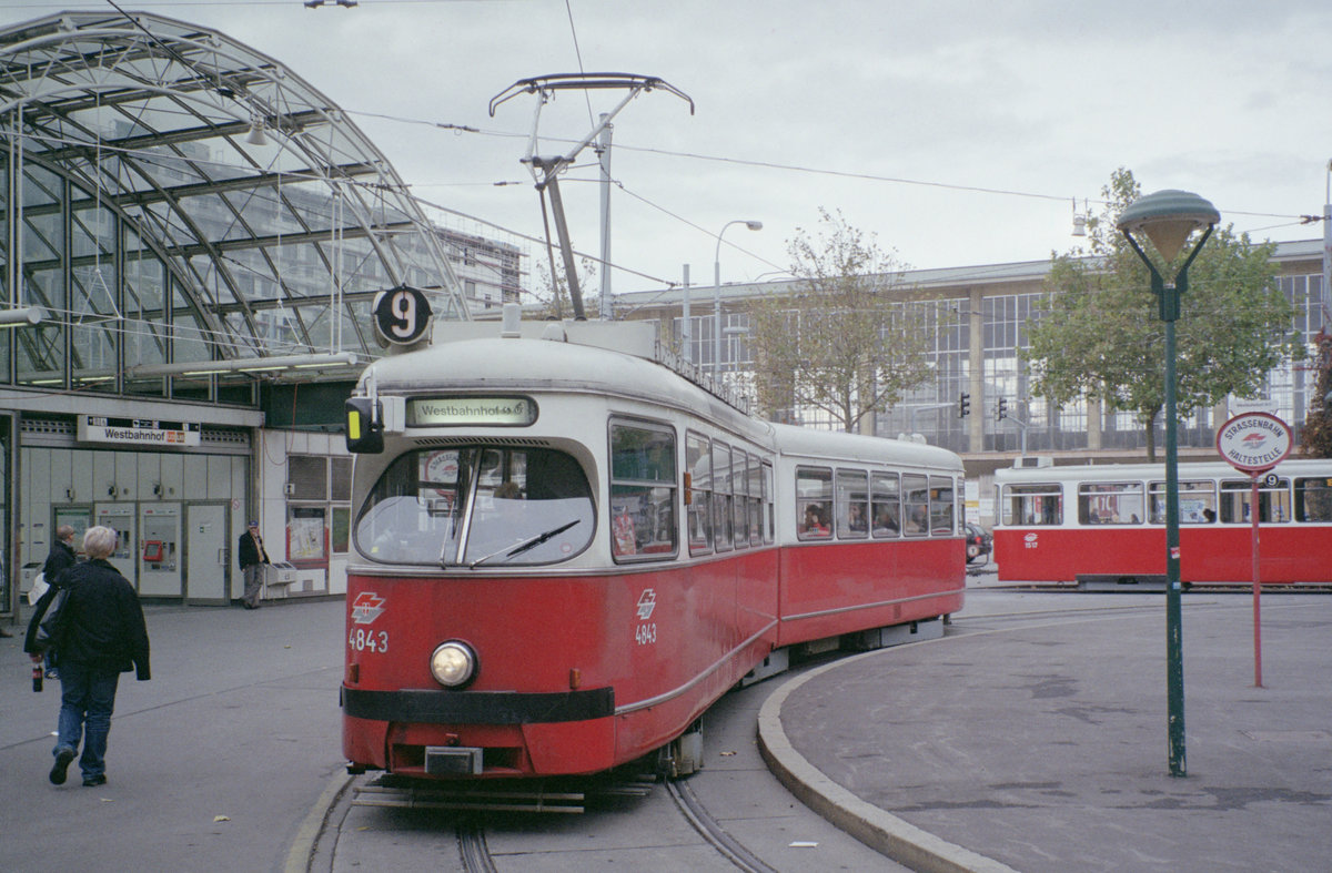 Wien Wiener Linien SL 9 (E1 4843) Neubaugürtel / Westbahnhof am 20. Oktober 2010. - Scan eines Farbnegativs. Film: Fuji S-200. Kamera: Leica C2.