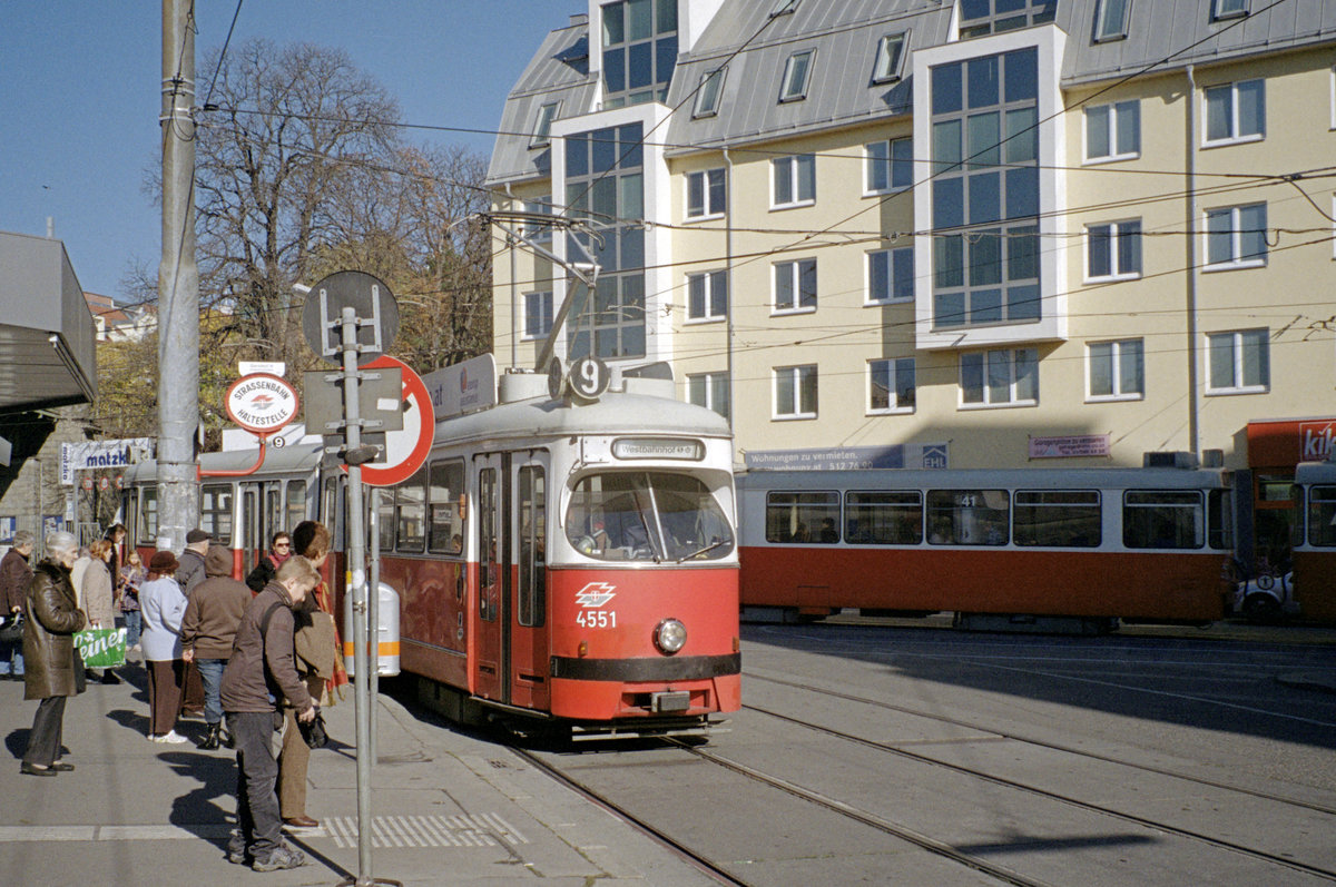 Wien Wiener Linien SL 9 (E1 4551) XVIII, Währing, Gersthof, Simonygasse / Gentzgasse (Hst. Gersthof) am 22. Oktober 2010. - Scan eines Farbnegativs. Film: Kodak Advantix 200-2. Kamera: Leica C2. 