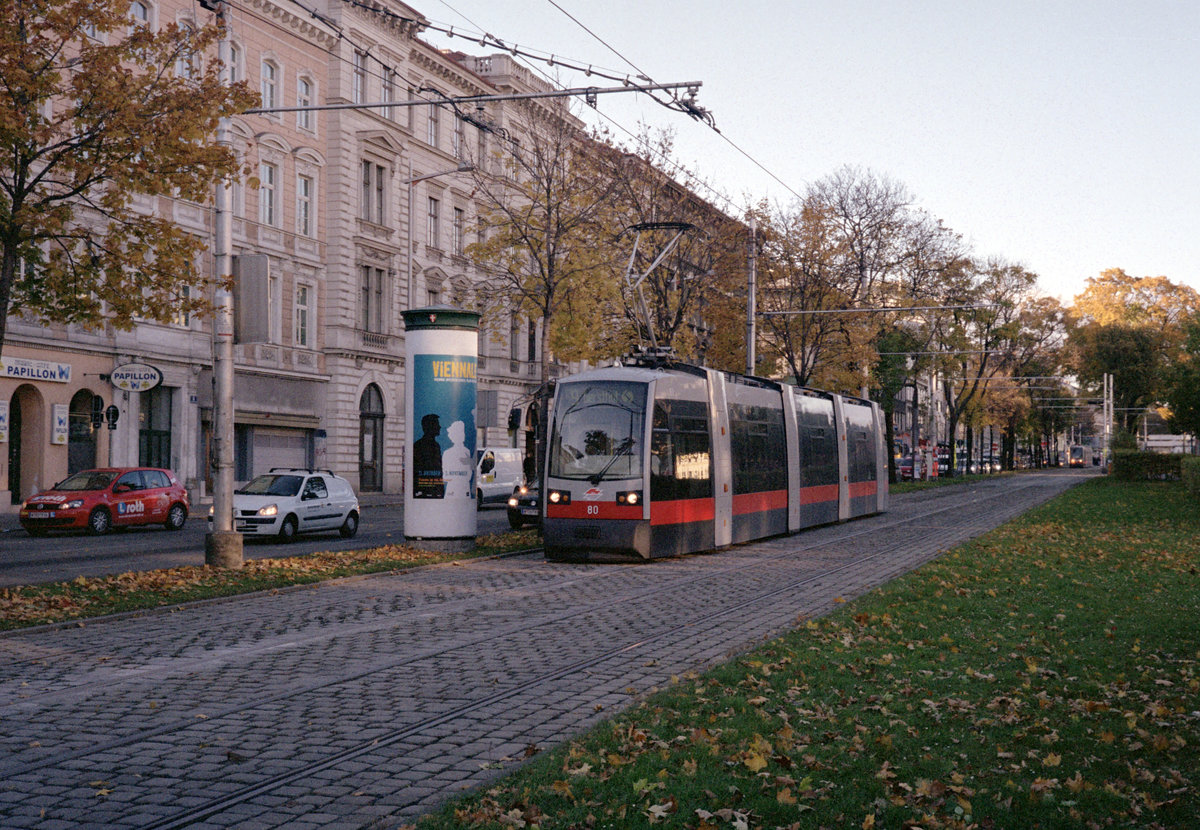 Wien Wiener Linien SL 9 (A1 80) XV, Rudolfsheim-Fünfhaus / VII, Neubau, Neubaugürtel am 21. Oktober 2010. - Scan eines Farbnegativs. Film: Fuji S-200. Kamera: Leica CL.