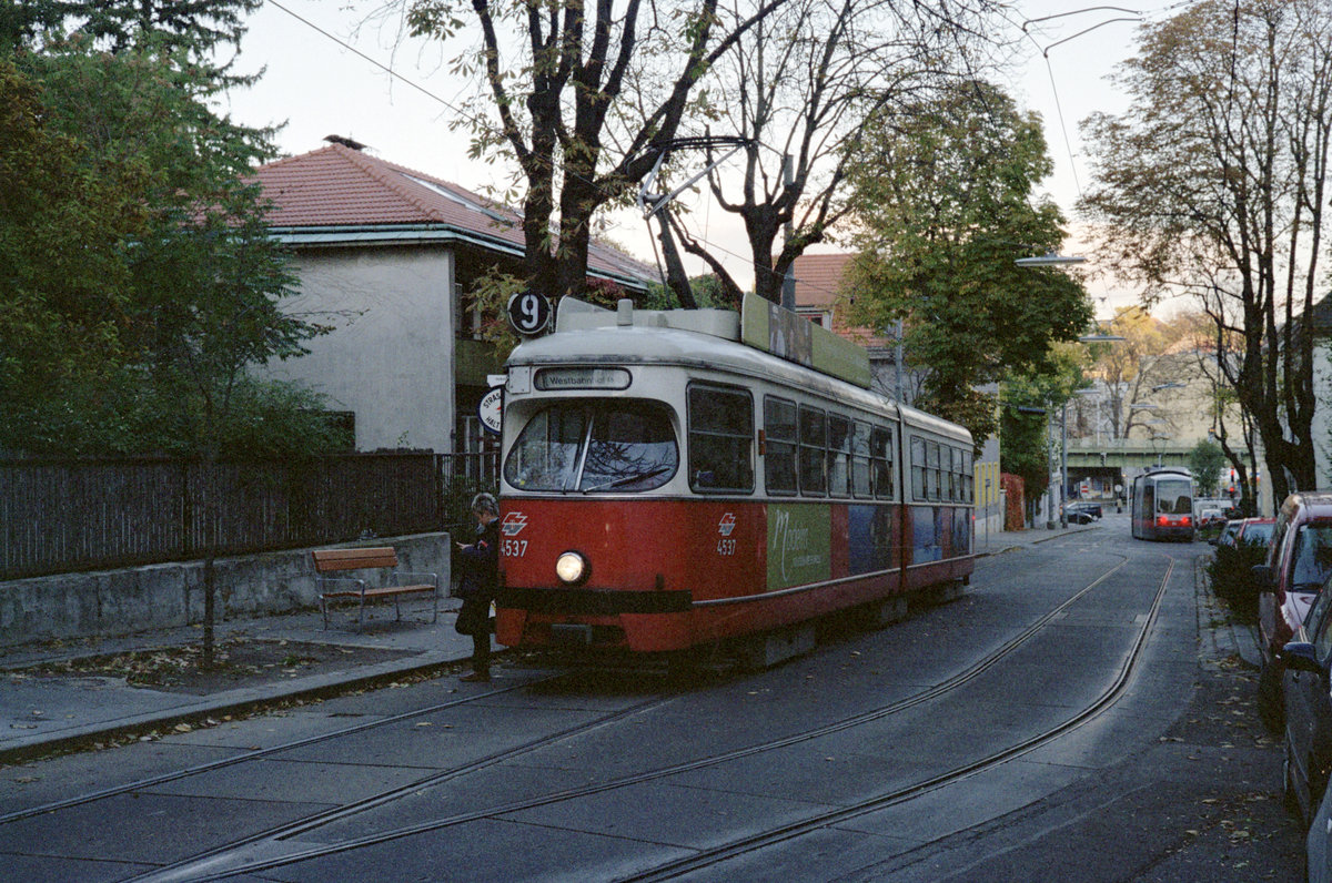 Wien Wiener Linien SL 9 (E1 4537) XVIII, Währing, Gersthof, Wallrißstraße (Endstation Gersthof) am 21. Oktober 2010. - Scan eines Farbnegativs. Film: Fuji S-200. Kamera: Leica CL.
