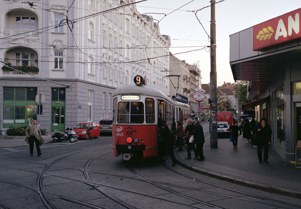 Wien Wiener Linien SL 9 (E1 4849) XVIII, Währing, Gersthof, Simonygasse / Gentzgasse (Hst. Gersthof) am 21. Oktober 2010. - Scan eines Farbnegativs. Film: Fuji S-200. Kamera: Leica CL.