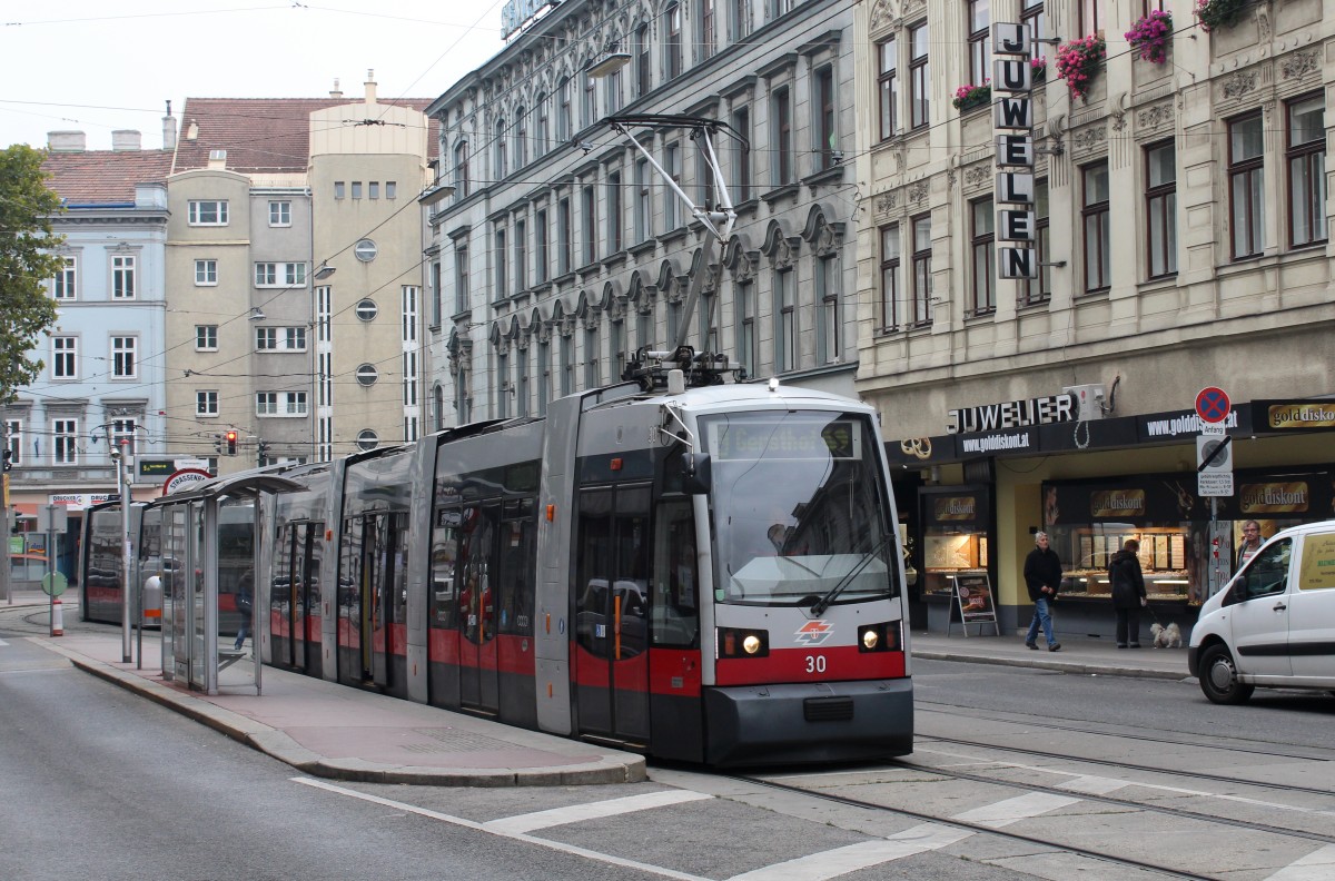 Wien Wiener Linien SL 9 (A 30) Hormayrgasse (Hst. Elterleinplatz) am 13. Oktober 2015.