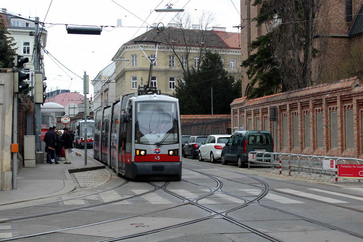 Wien Wiener Linien SL 9 (A 45) Währing, Kreuzgasse / Vinzenzgasse am 22. März 2016.