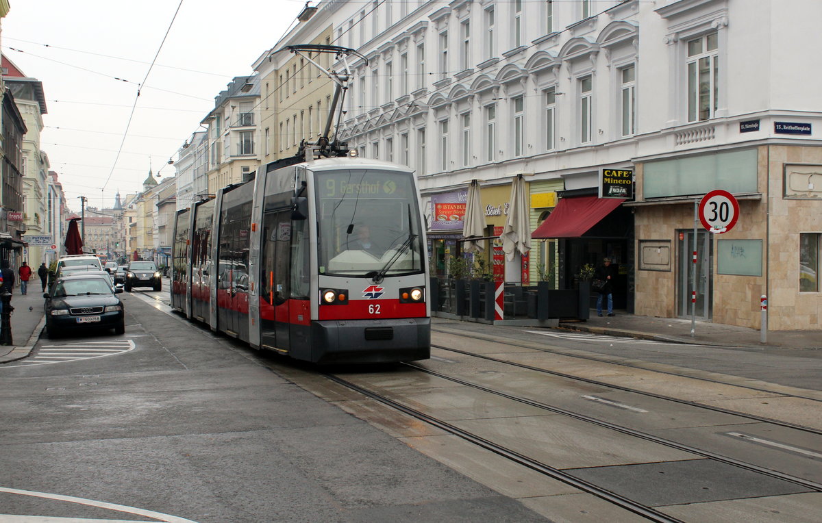 Wien Wiener Linien SL 9 (A1 62) XV, Rudolfsheim-Fünfhaus, Märzstraße / Reithofferplatz am 19. Oktober 2016. - Benannt wurde der Reithofferplatz nach dem Gummiwarenerzeuger Johann Nepomuk Reithoffer (1791 bis 1872).