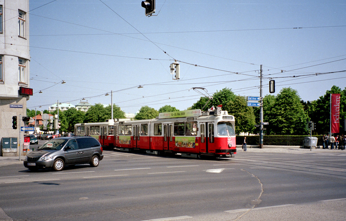 Wien Wiener Linien SL D (E2 4030 + c5 1401) Prinz-Eugen-Straße / Wiedner Gürtel am 3. Mai 2009. - Scan von einem Farbnegativ. Film: Fuji S-200. Kamera: Leica C2.