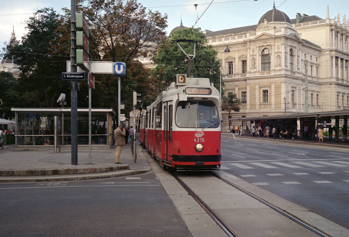 Wien Wiener Linien SL D (E2 4315) I, Innere Stadt, Dr.-Karl-Lueger-Ring (seit 2012: Universitätsring) / Schottengasse am 4. August 2010. - Scan von einem Farbnegativ. Film: Fuji S-200. Kamera: Leica CL.
