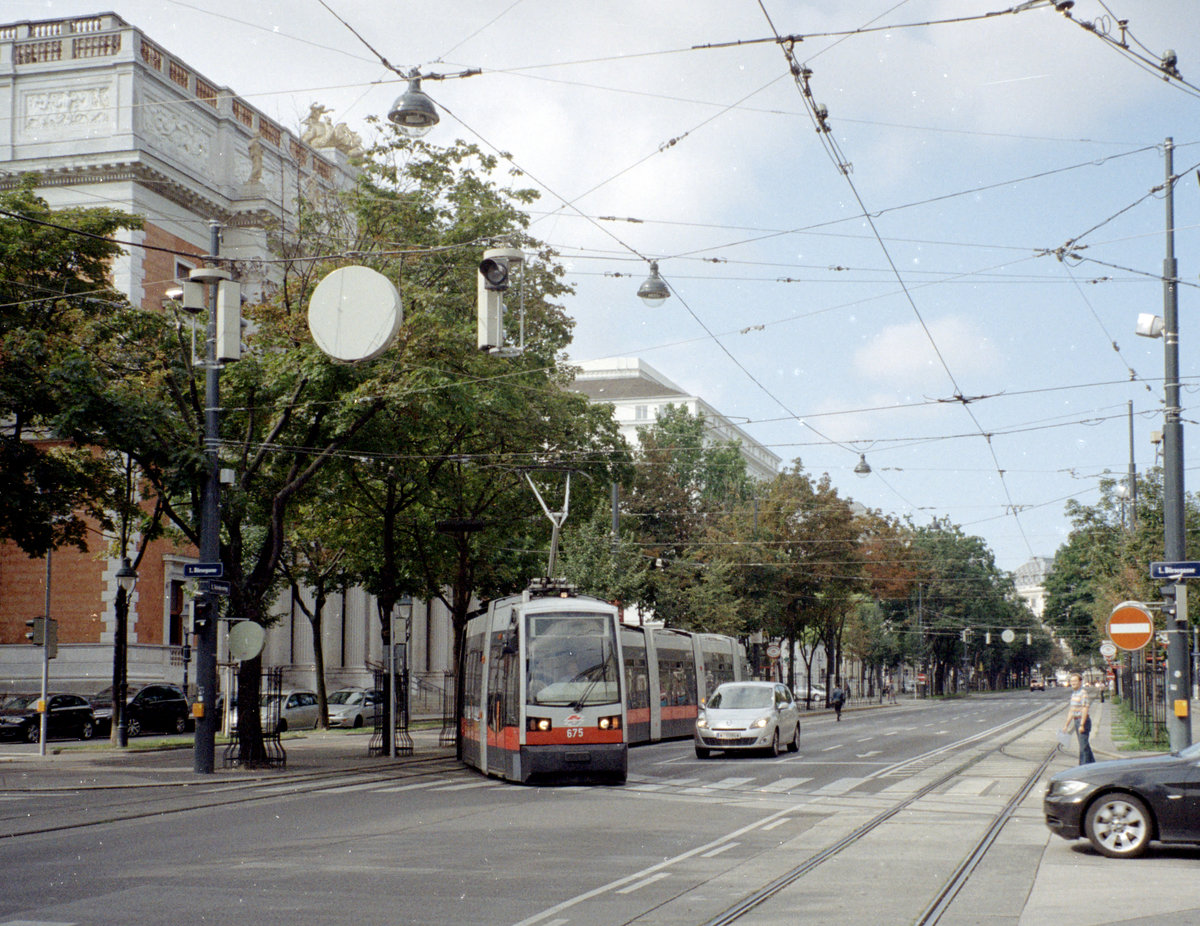 Wien Wiener Linien SL D (B 675) I, Innere Stadt, Schottenring / Börsegasse am 4. August 2010. - Film: Kodak 200-8. Kamera: Leica C2.