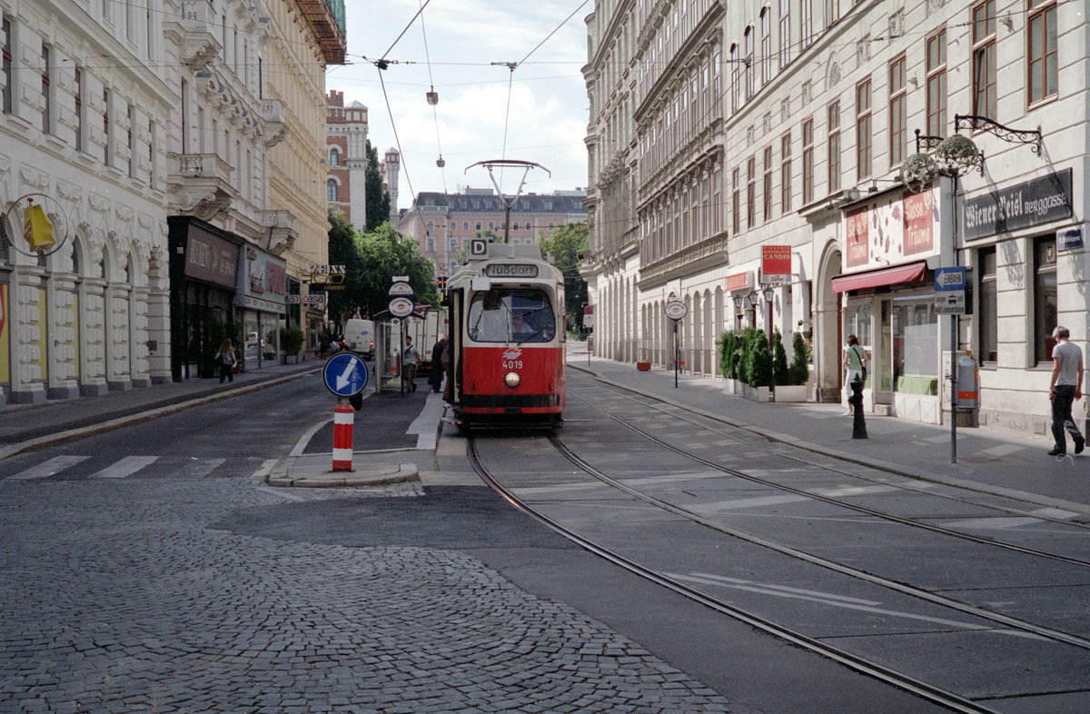 Wien Wiener Linien SL D (E2 4019) IX, Alsergrund, Schlickgasse am 4. August 2010. - Scan von einem Farbnegativ. Film: Fuji S-200. Kamera: Leica CL.