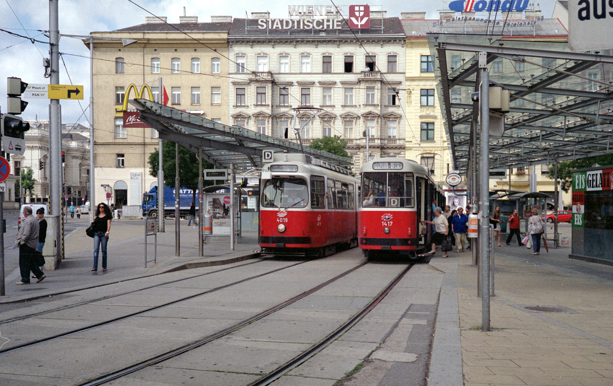 Wien Wiener Linien SL D: Am 4. August 2010 hielten E2 4019 in Richtung Südbahnhof und c5 1417 + E2 4017 in Richtung Nußdorf an der Haltestelle Franz-Josefs-Bahnhof. - Scan von einem Farbnegativ. Film: Fuji S-200. Kamera: Leica CL.