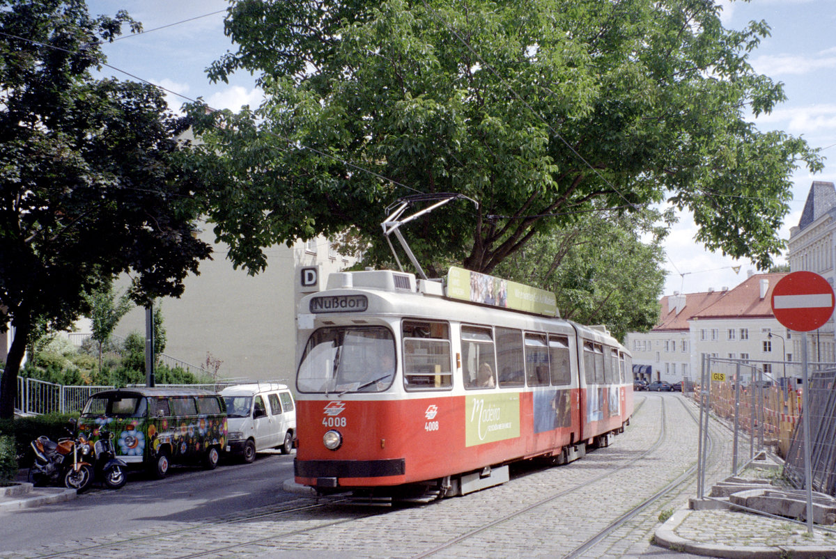 Wien Wiener Linien SL D (E2 4008 + c5 1408) XIX, Döbling, Nußdorf, Zahnradbahnstraße am 4. August 2010. - Scan von einem Farbnegativ. Film: Kodak 200-8. Kamera: Leica C2.