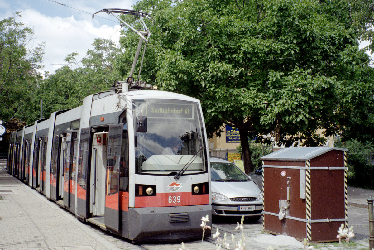 Wien Wiener Linien SL D (B 639) XIX, Döbling, Nußdorf, Zahnradbahnstraße (Endstation Beethovengang, Einstieg) am 4. August 2010. - Scan von einem Farbnegativ. Film: Kodak 200-8. Kamera: Leica C2.