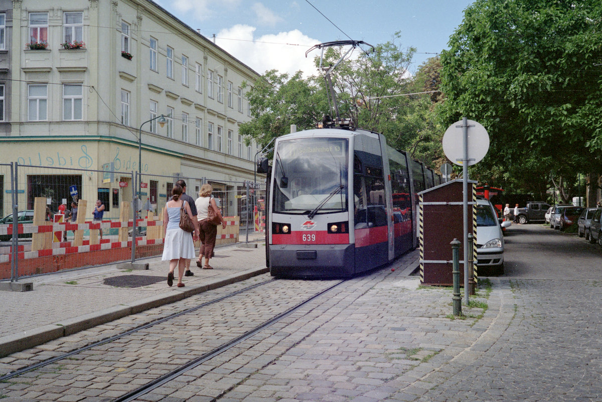 Wien Wiener Linien SL D (B 639) XIX, Döbling, Nußdorf, Zahnradbahnstraße (Endstation Beethovengang, Einstieg) am 4. August 2010. - Scan von einem Farbnegativ. Film: Fuji S-200. Kamera: Leica CL.