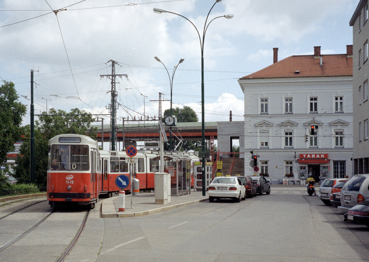 Wien Wiener Linien SL D (c5 1419 + E2 4019) XIX, Döbling, Nußdorf, Nußdorfer Platz am 4. August 2010. - Im Hintergrund sieht man den ÖBB-Bahnhof Nußdorf. - Scan von einem Farbnegativ. Film: Kodak 200-8. Kamera: Leica C2.