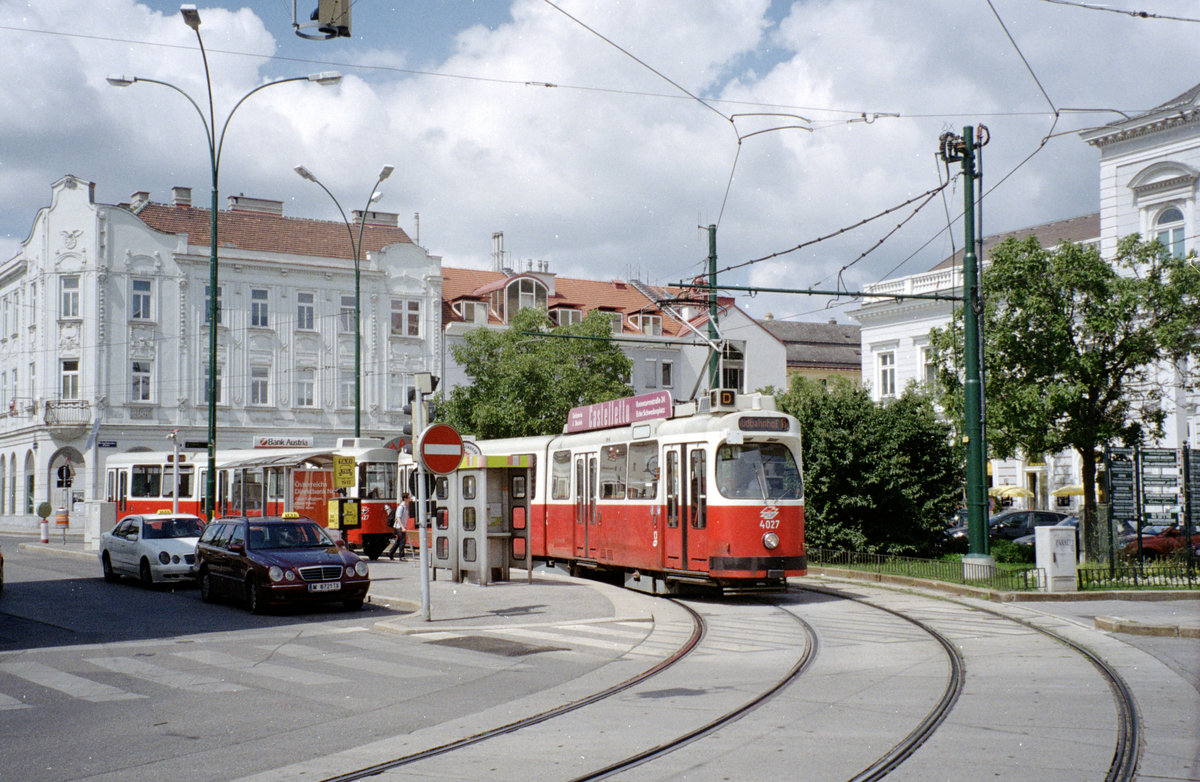 Wien Wiener Linien SL D (E2 4027 + c5 1427) XIX, Döbling, Nußdorf, Nußdorfer Platz / Heiligenstädter Straße am 4. August 2010. - Scan von einem Farbnegativ. Film: Kodak FB 200-7. Kamera: Leica C2.