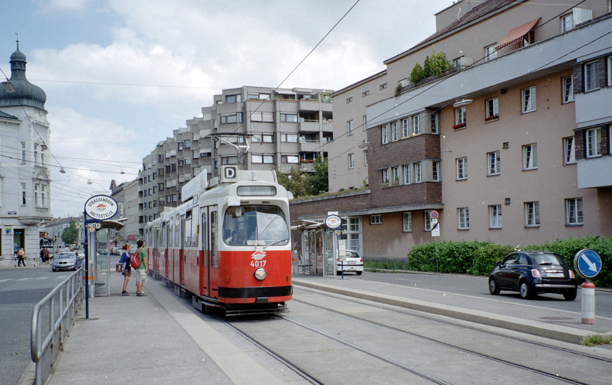 Wien Wiener Linien SL D (E2 4017 + c5 1417) XIX, Döbling, Heiligenstadt, Heiligenstädter Straße (Hst. Grinzinger Straße) am 4. August 2010. - Scan von einem Farbnegativ. Film: Kodak FB 200-7. Kamera: Leica C2.