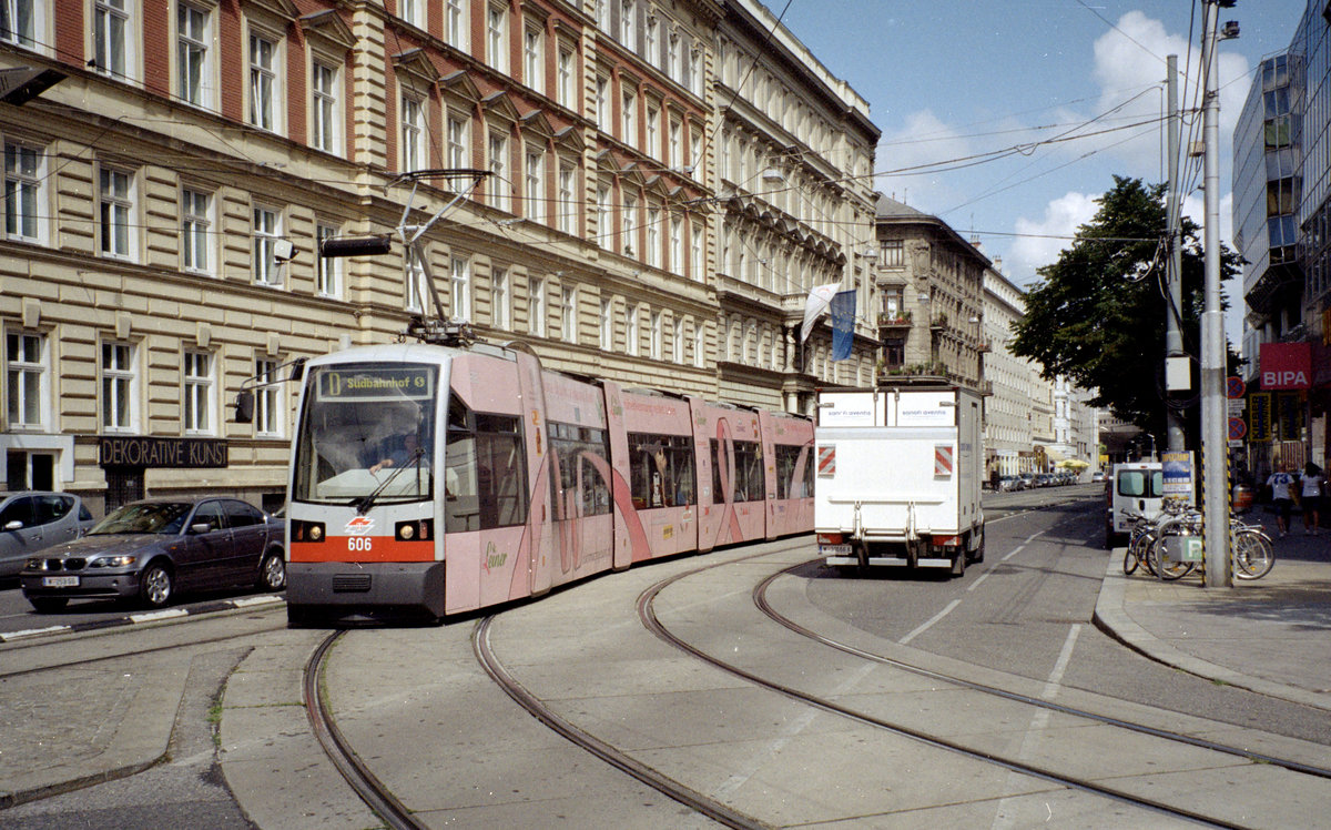 Wien Wiener Linien SL D (B 606) IX, Alsergrund, Althanstraße / Julius-Tandler-Platz / Franz-Josefs-Bahnhof am 4. August 2010. - Scan von einem Farbnegativ. Film: Kodak 200-8. Kamera: Leica C2.