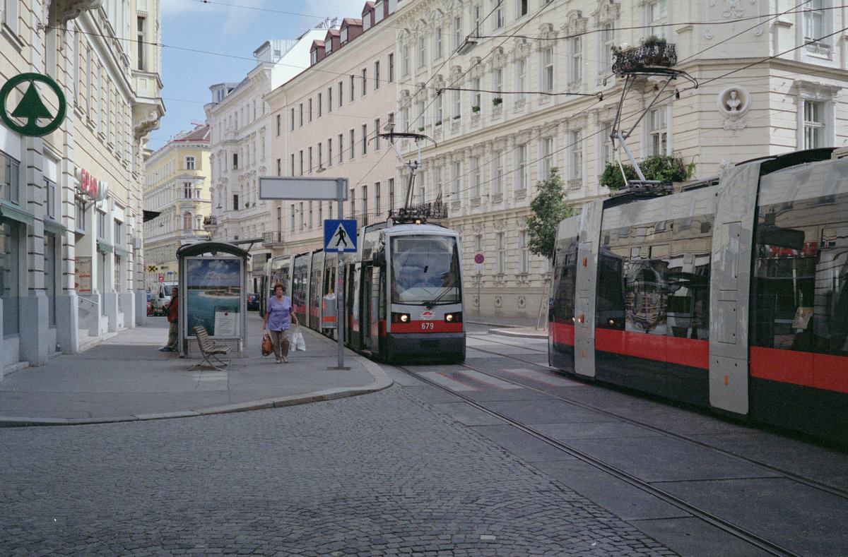 Wien Wiener Linien SL D (B 679) IX, Alsergrund, Porzellangasse / Seegasse (Hst. Seegasse) am 4. August 2010. - Scan von einem Farbnegativ. Film: Fuji S-200. Kamera: Leica CL.
