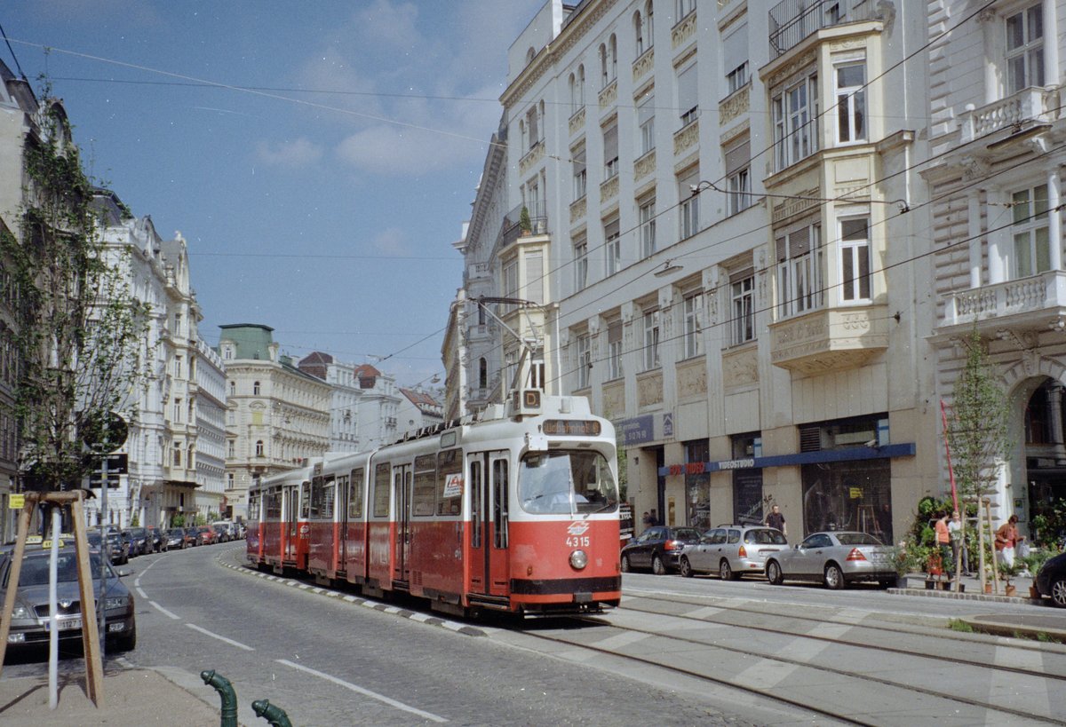 Wien Wiener Linien SL D (E2 4315 + c5 1515) IX, Alsergrund, Porzellangasse am 4. August 2010. - Scan von einem Farbnegativ. Film: Kodak 200-8. Kamera: Leica C2.
