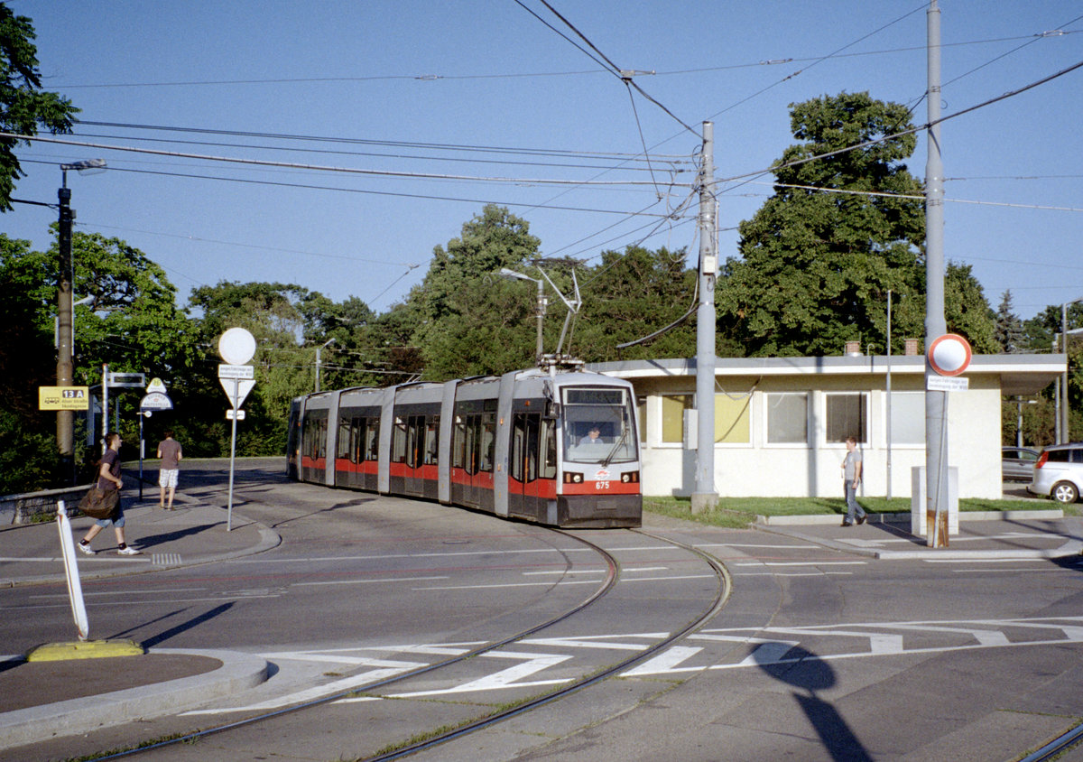 Wien Wiener Linien SL D (B 675) III, Landstraße, Arsenalstraße / Südbahnhof (Schleife) am 4. August 2010. - Scan eines Farbnegativs. Film: Kodak FB 200-7. Kamera: Leica C2.
