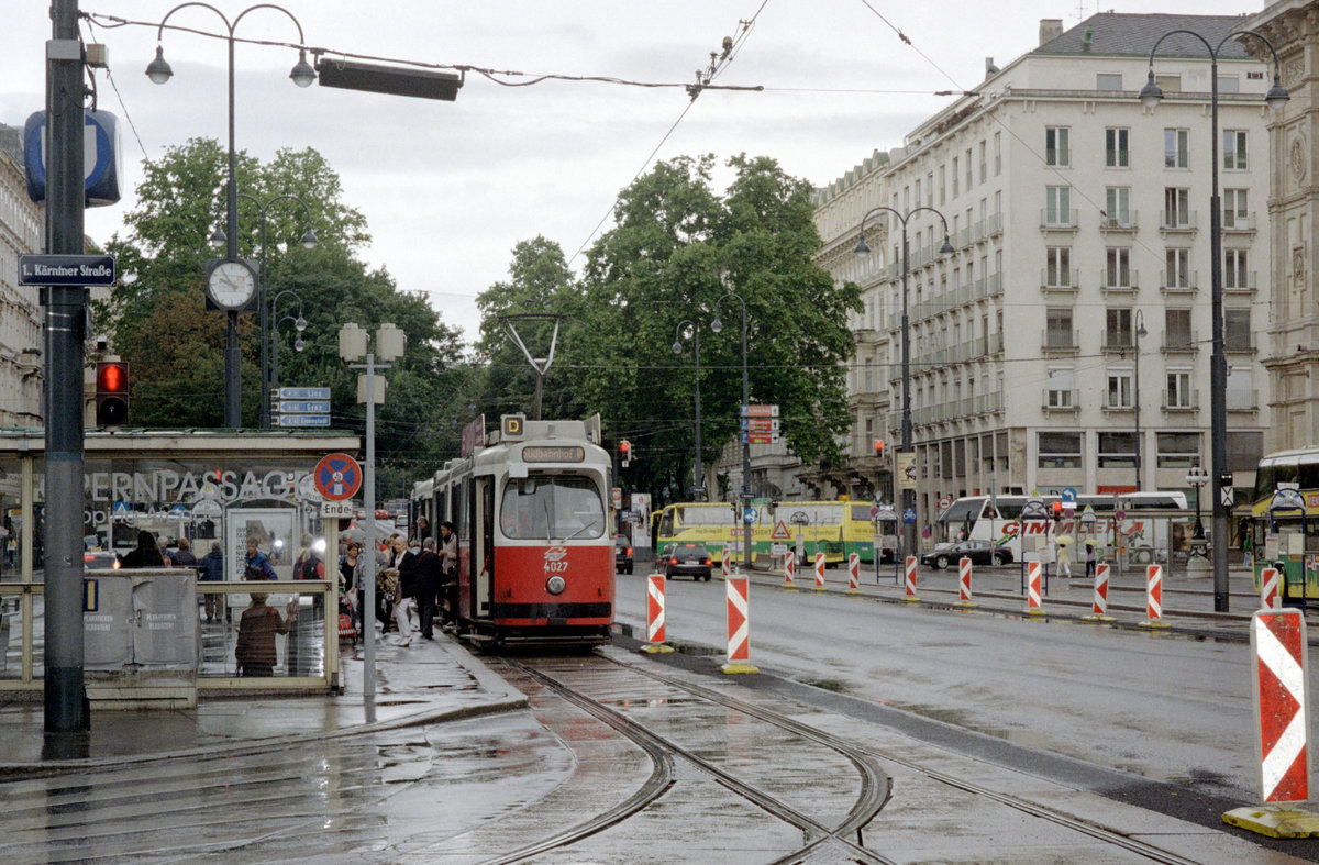 Wien Wiener Linien SL D (E2 4027) I, Innere Stadt, Opernring / Kärntner Straße (Hst. Oper) am 6. August 2010. - Scan eines Farbnegativs. Film: Kodak FB 200-7. Kamera: Leica C2.