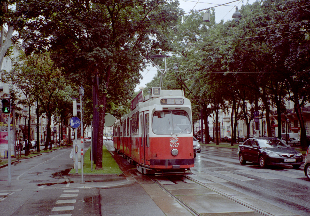 Wien Wiener Linien SL D (E2 4027) I, Innere Stadt, Kärntner Straße am 6. August 2010. - Scan eines Farbnegativs. Film: Kodak FB 200-7. Kamera: Leica C2.